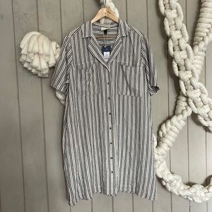 Linen loose fit button up DRESS. Side pockets and front pockets. Size M.